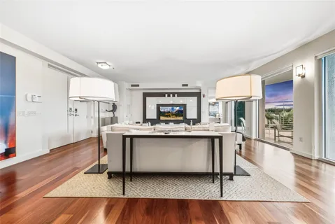 $2,400,000 | 301 Hendricks Isle, Unit 10, Fort Lauderdale, FL 33301