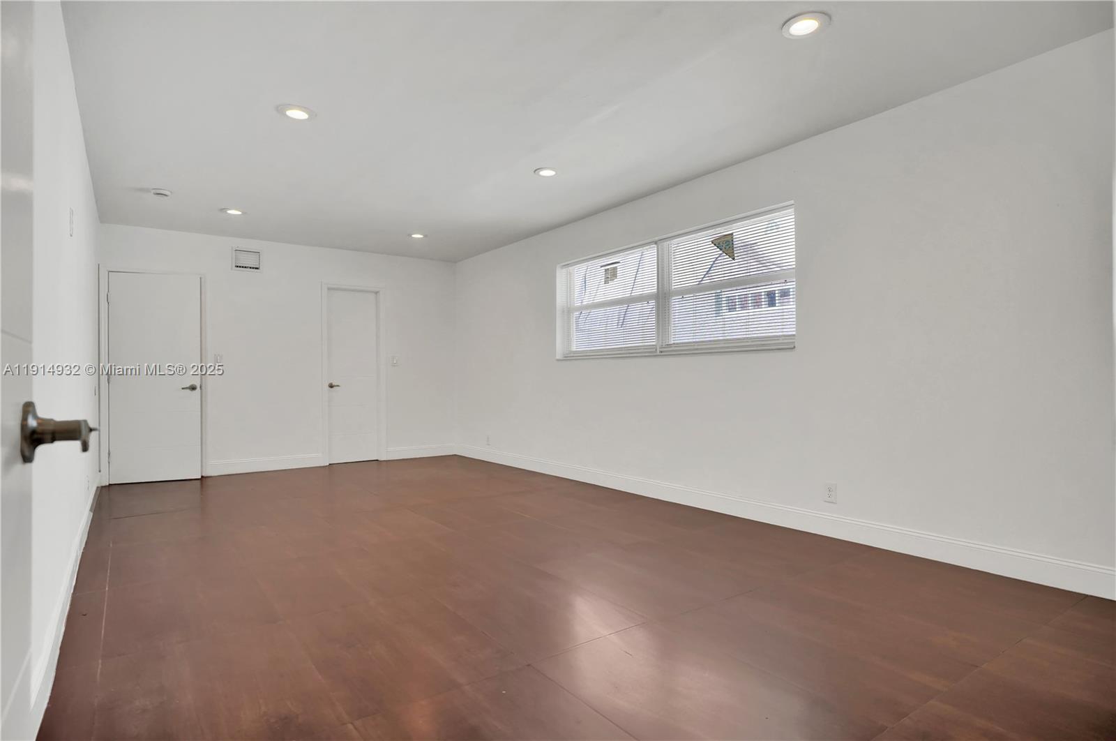 4721 West Park Road Hollywood, FL 33021 - Photo 17 of 34 an empty room with a empty space