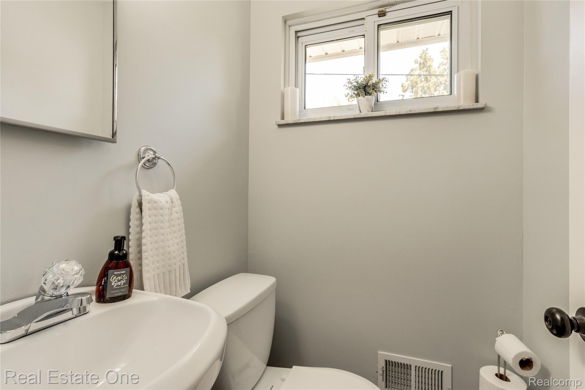 5131 Maybee Road Clarkston, MI 48346 - Photo 17 of 29 Lavatory