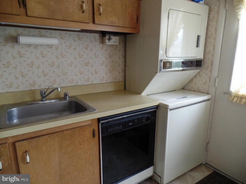 2405 Lodge Farm Road Baltimore, MD 21219 - Photo 12 of 23 Kitchen