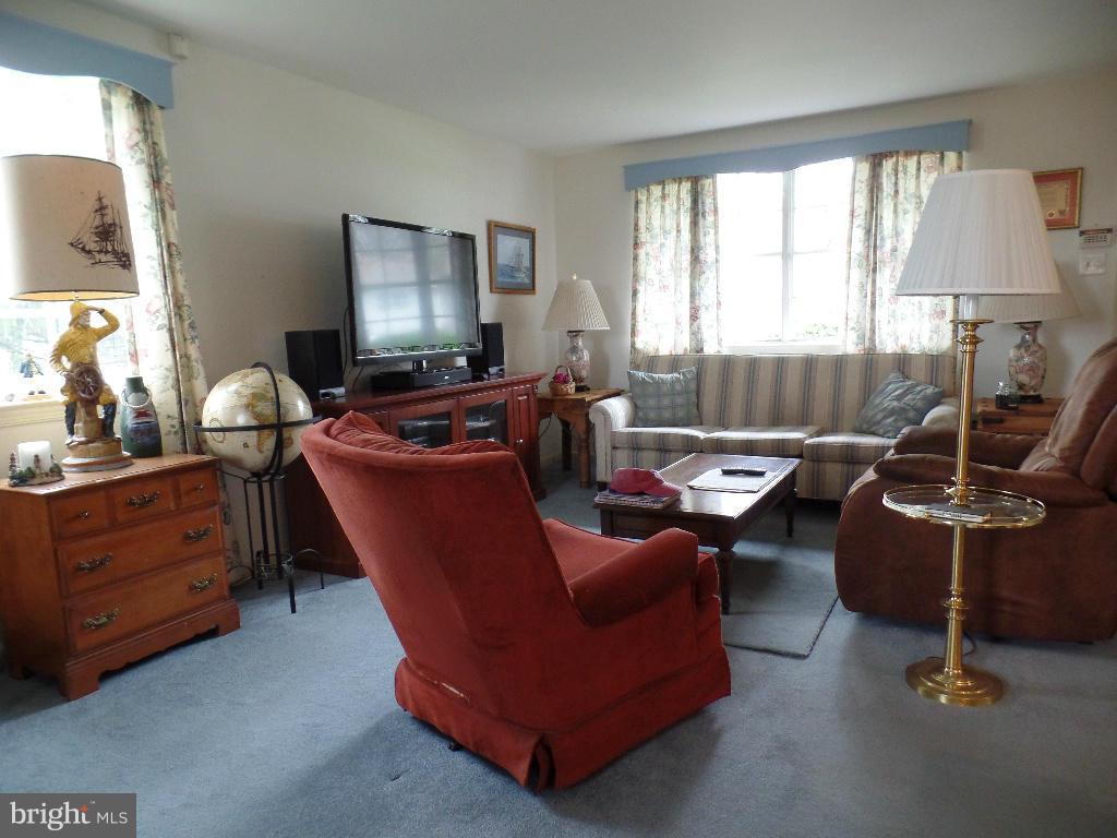 2405 Lodge Farm Road Baltimore, MD 21219 - Photo 14 of 23 Living Room