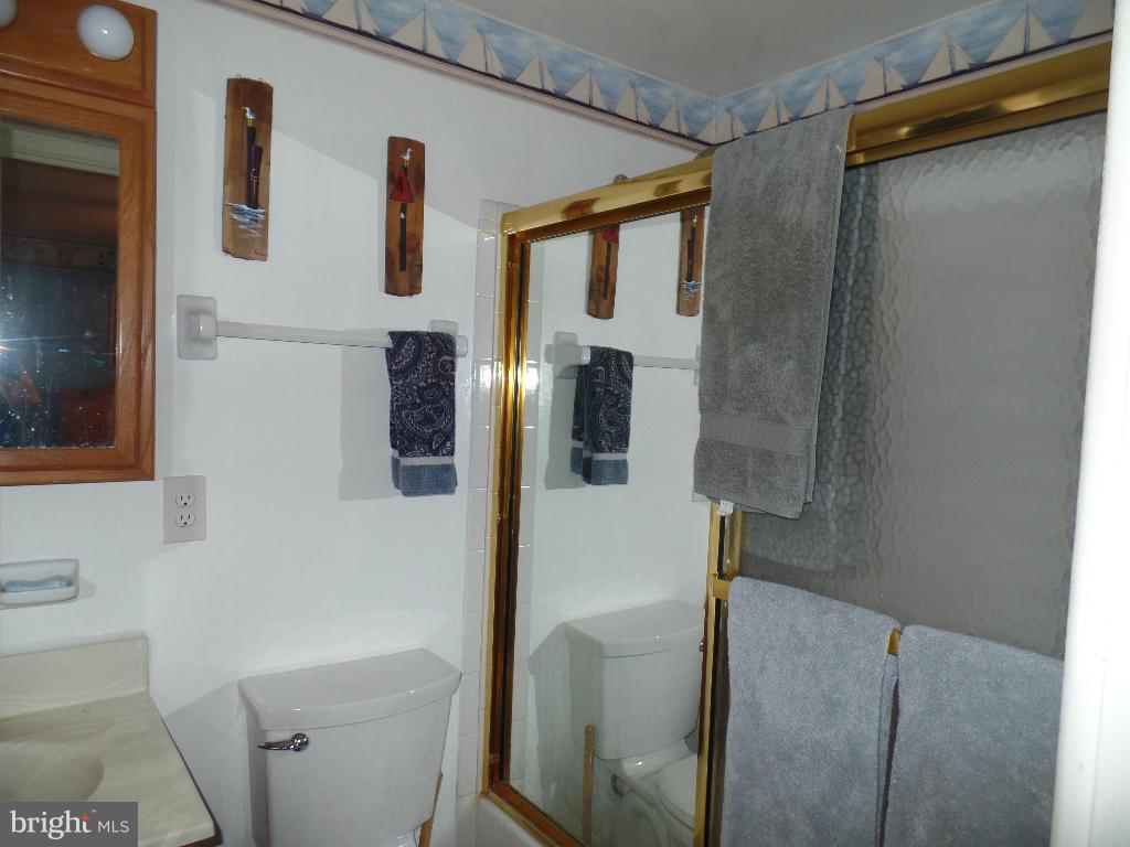 2405 Lodge Farm Road Baltimore, MD 21219 - Photo 19 of 23 Bath (Master)