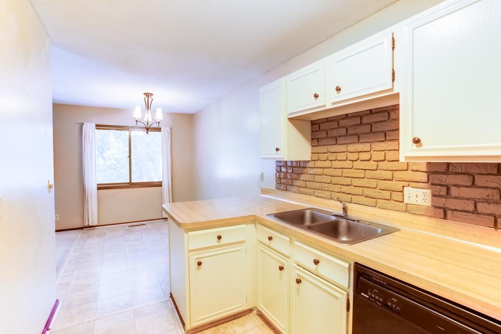 10752 Cavell Road Bloomington, MN 55438 - Photo 16 of 32