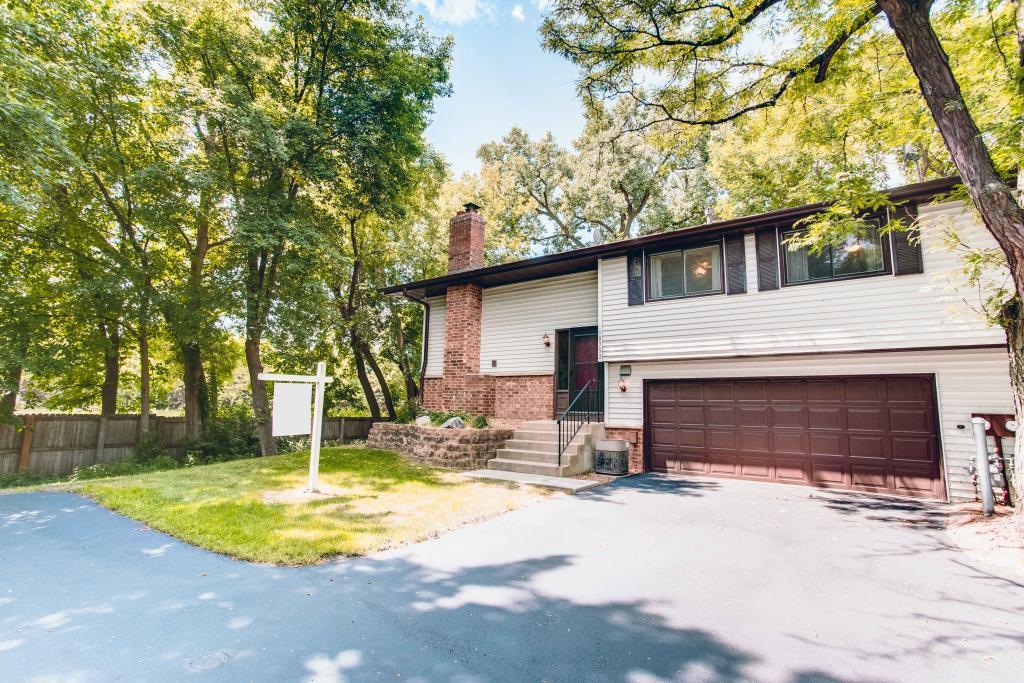 10752 Cavell Road Bloomington, MN 55438 - Photo 3 of 32
