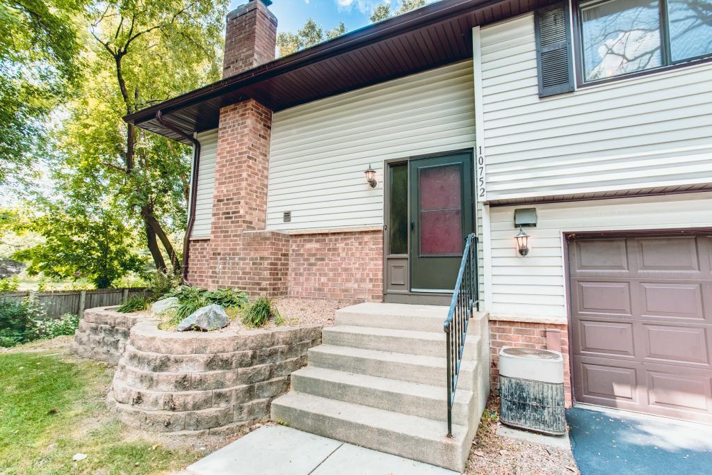 10752 Cavell Road Bloomington, MN 55438 - Photo 4 of 32