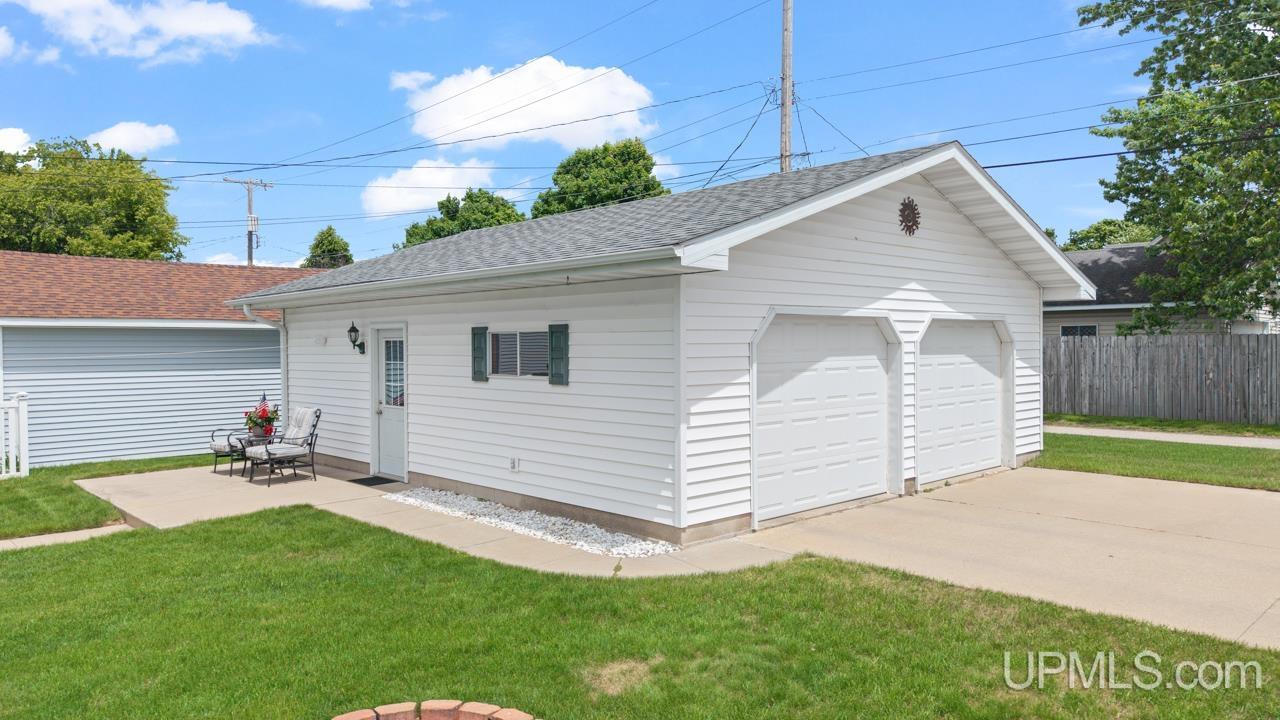 1402 North 16th Street Escanaba, MI 49829 - Photo 2 of 27