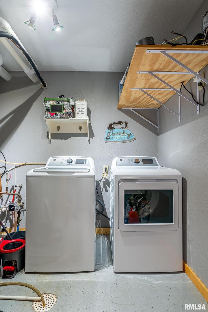 1012 Viaduct Road Savanna, IL 61074 - Photo 12 of 29 a utility room with dryer and washer