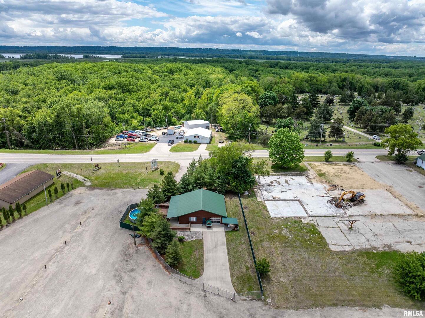 1012 Viaduct Road Savanna, IL 61074 - Photo 20 of 29 a view of a yard with an outdoor space