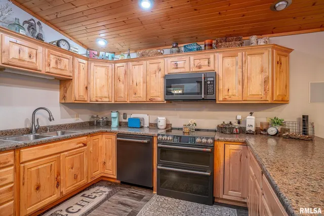 $240,000 | 1012 Viaduct Road, Savanna, IL 61074