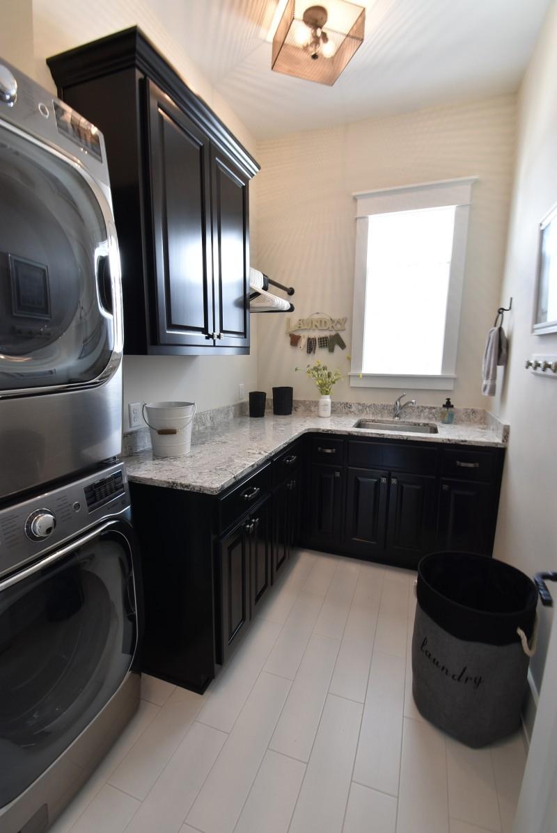 453 Matt's Way Santa Rosa Beach, FL 32459 - Photo 20 of 24 a kitchen with a sink and a stove