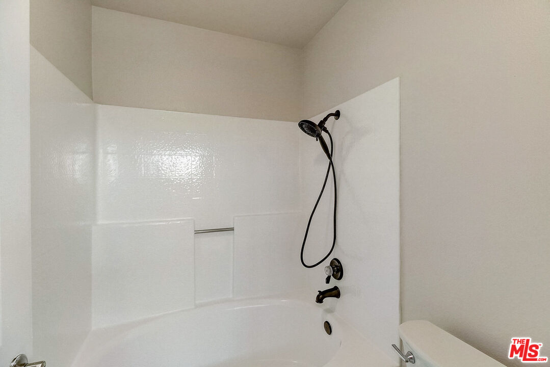 2137 Crosscreek Avenue Simi Valley, CA 93063 - Photo 22 of 31