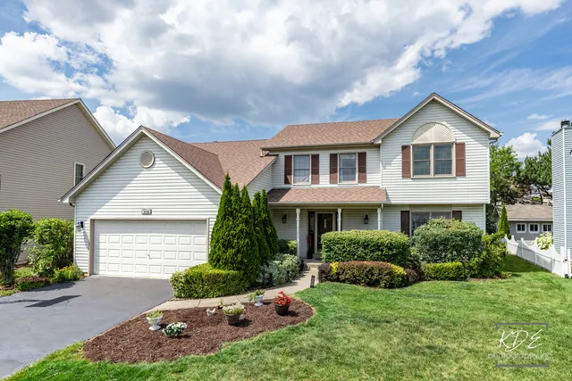 a view of a house with backyard and garden