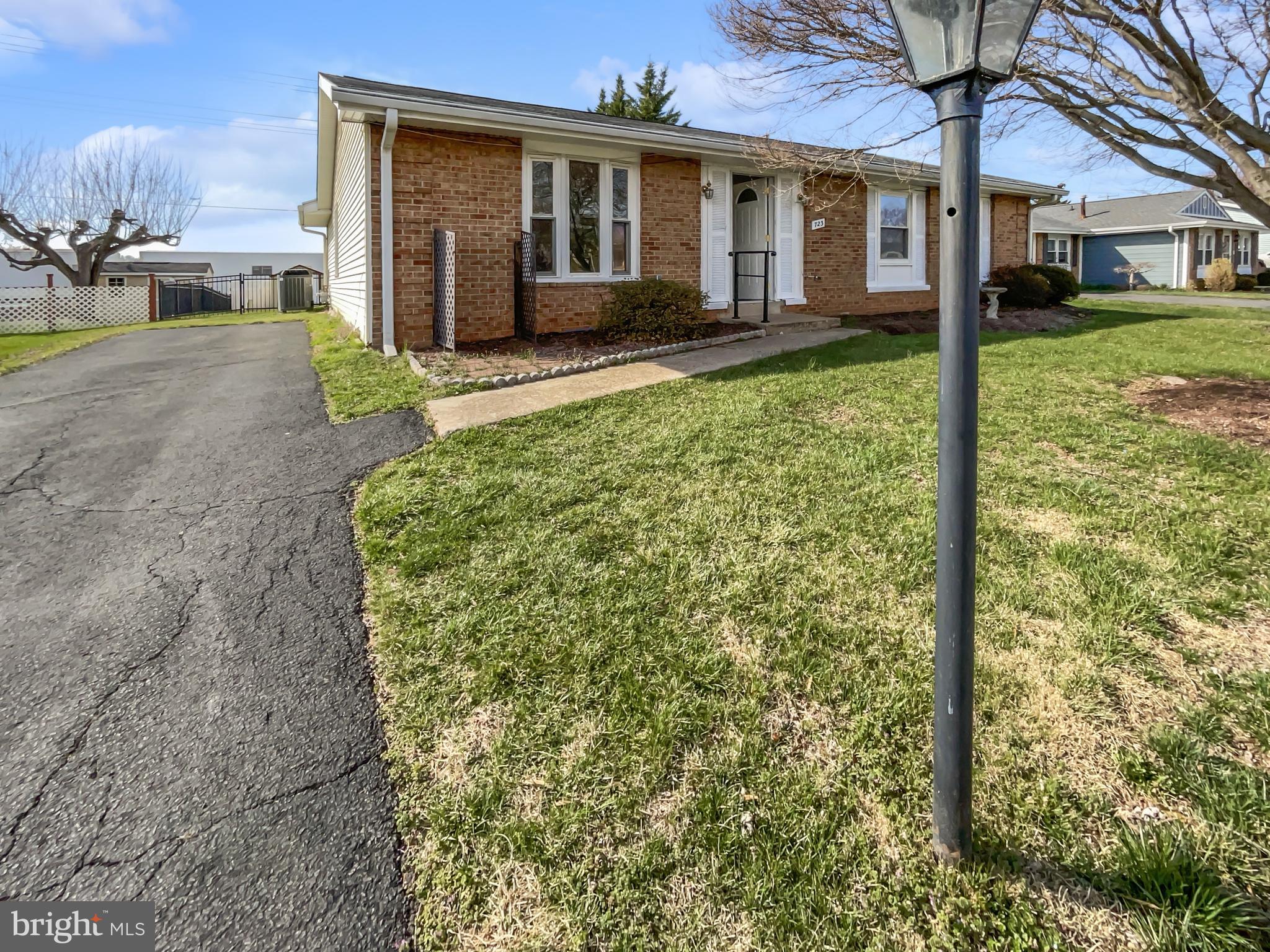 723 North York Road Sterling, VA 20164 - Photo 9 of 42 Gallery Image 9