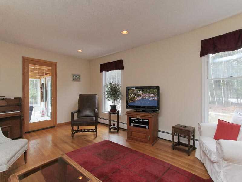 41 Cushman Point Road Wiscasset, ME 04578 - Photo 9 of 27 Living Room.