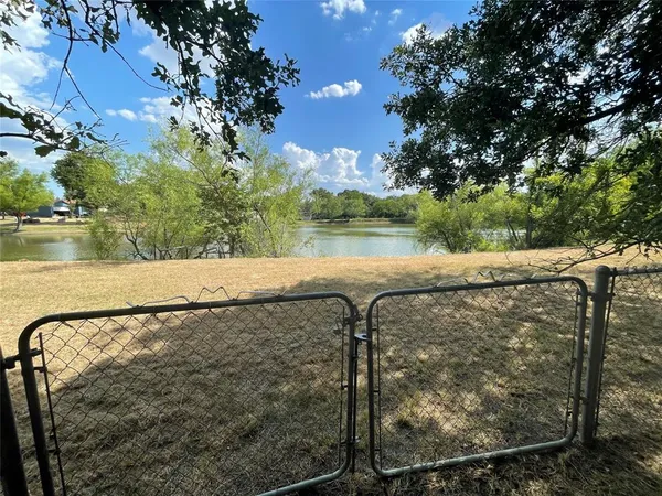 $1,950 | 279 County Road 3849, Wills Point, TX 75169