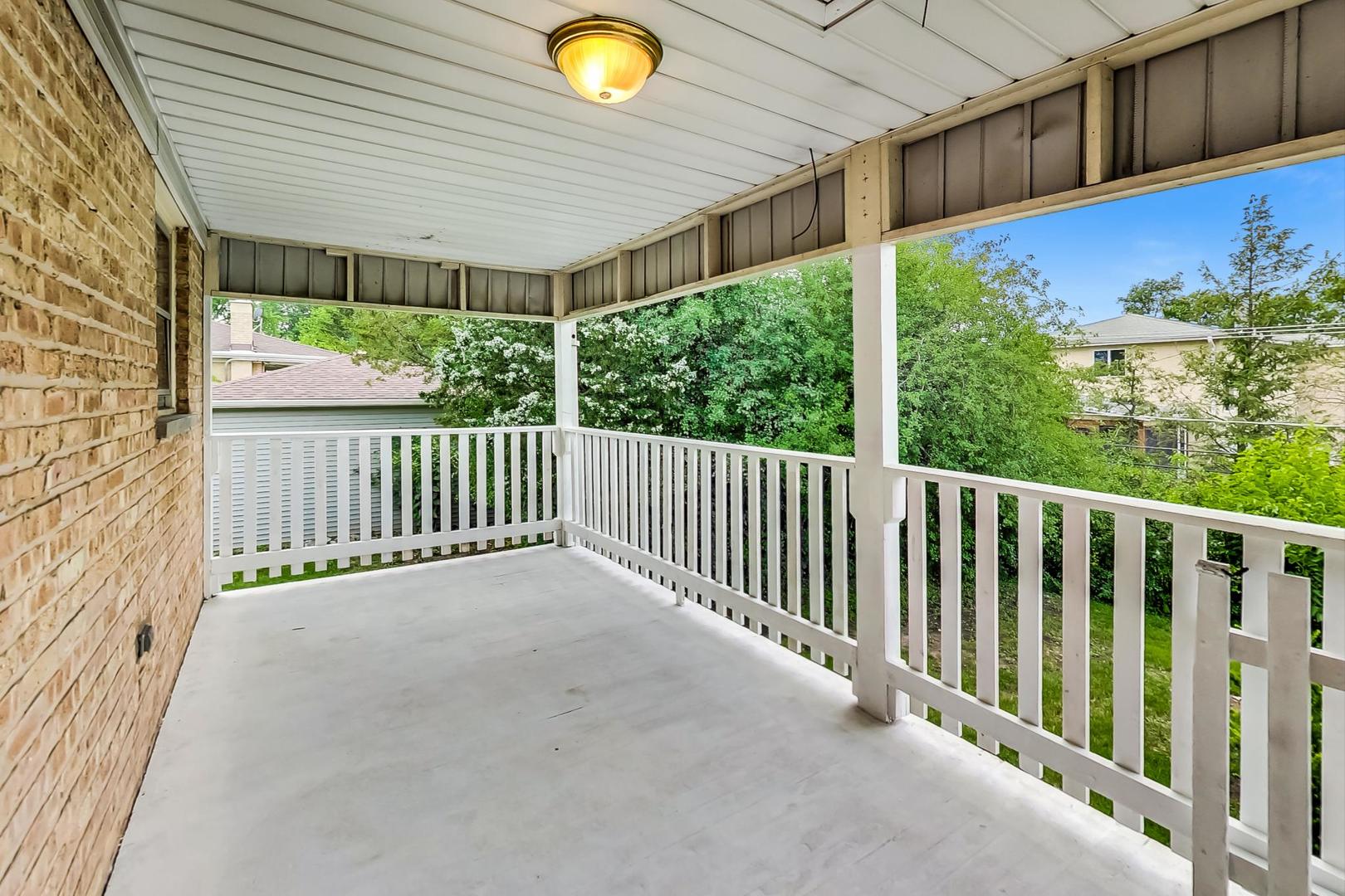 16W674 56th Place Clarendon Hills, IL 60514 - Photo 21 of 41 a view of a porch