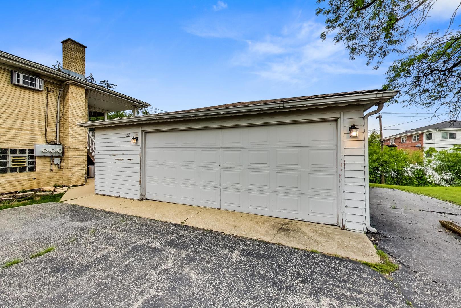 16W674 56th Place Clarendon Hills, IL 60514 - Photo 38 of 41 a backyard of a house
