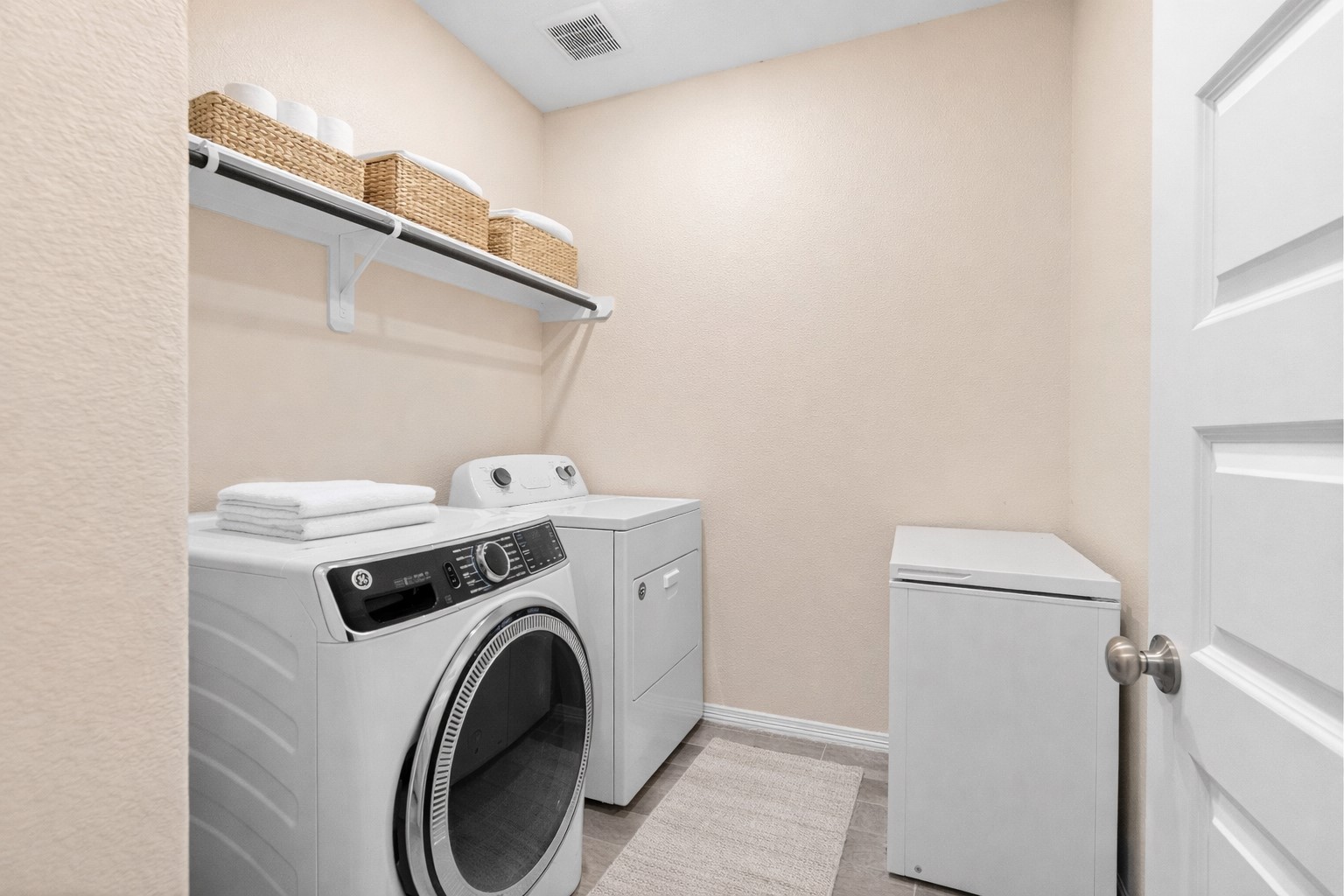 14499 Sunny Bend Way Conroe, TX 77303 - Photo 8 of 41 a utility room with dryer and washer