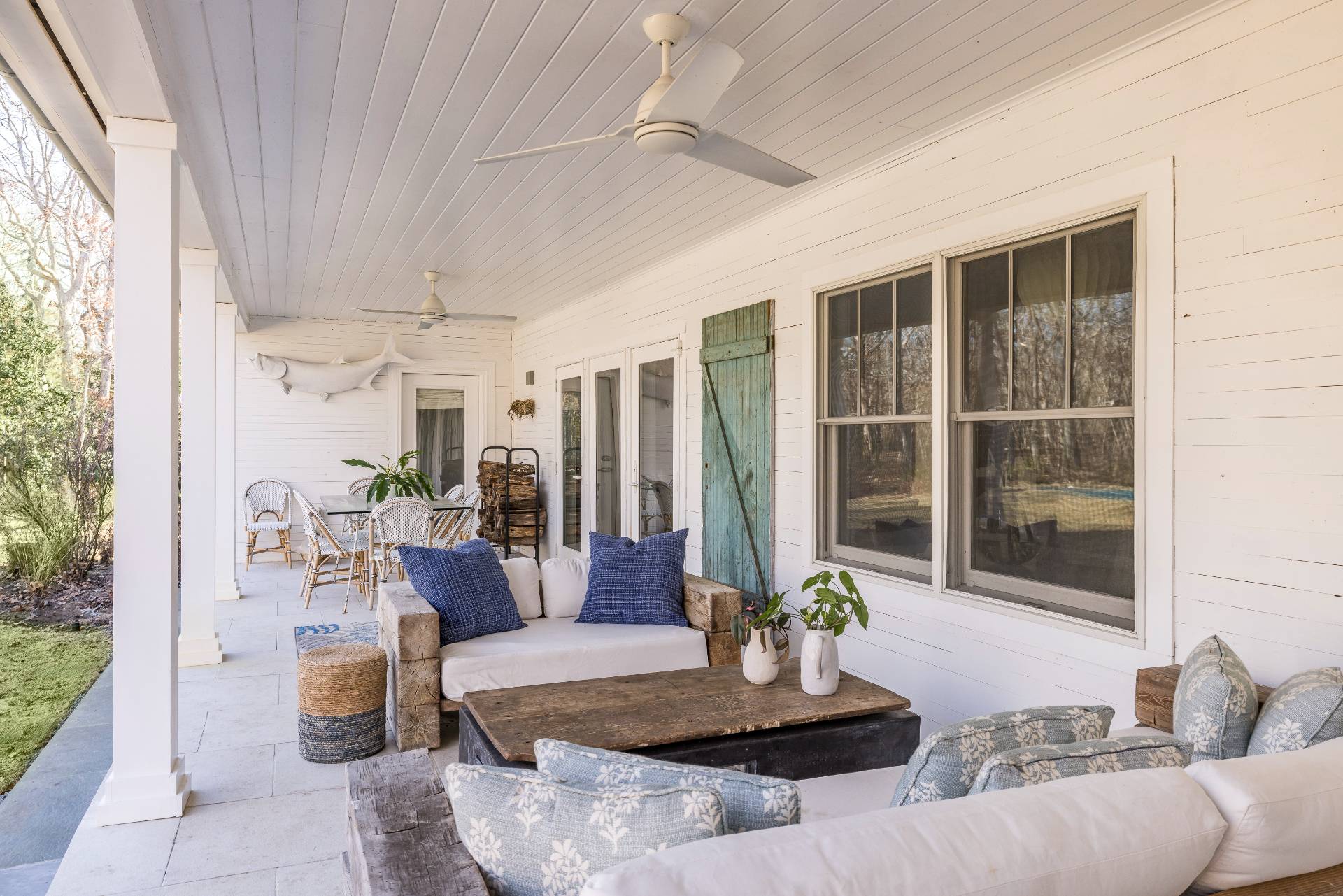 569 Toppings Path Sagaponack, NY 11962 - Photo 25 of 30 a living room with patio furniture and a potted plant
