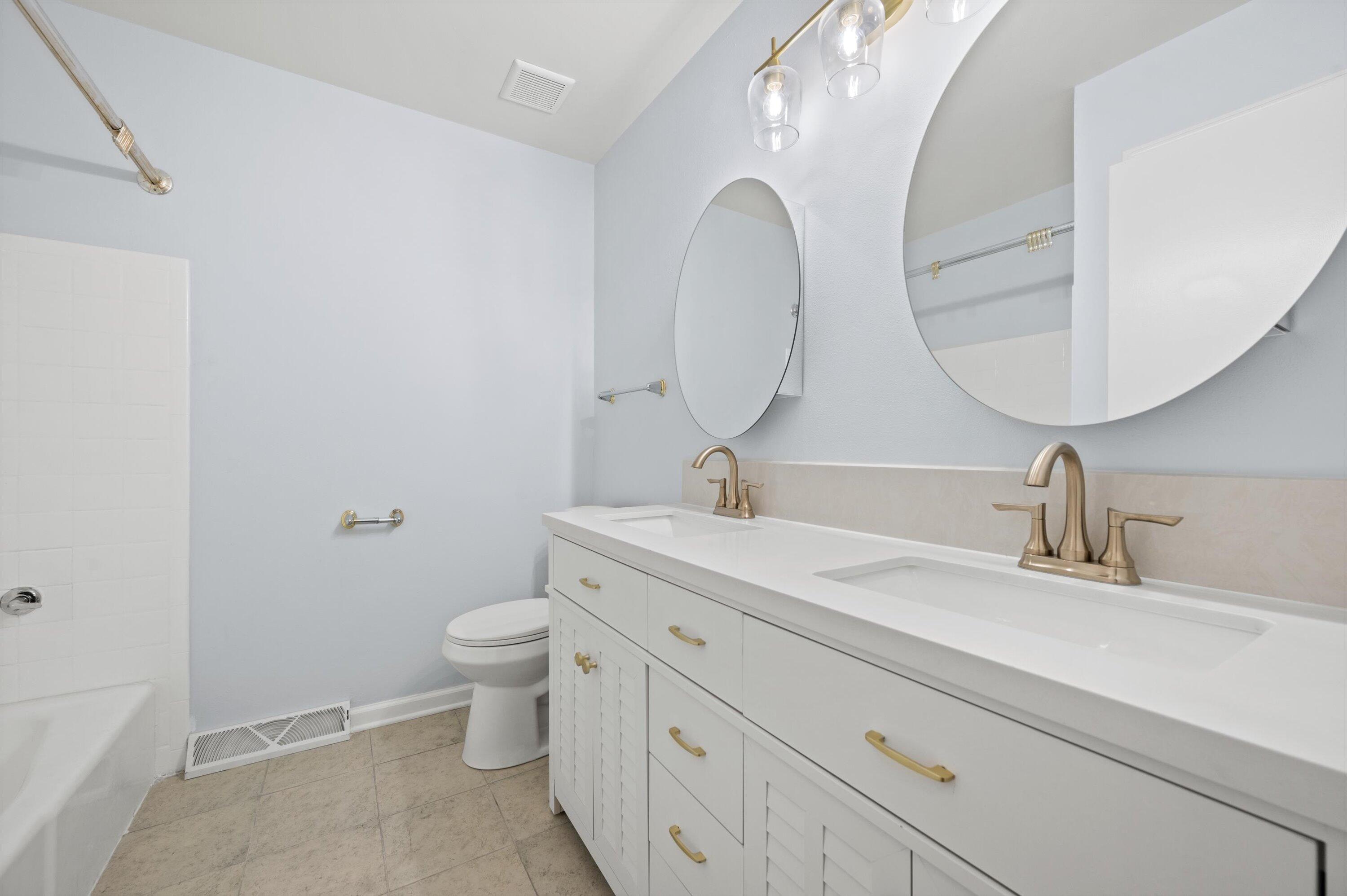 3455 South Russel Road New Berlin, WI 53151 - Photo 15 of 29 Full bathroom