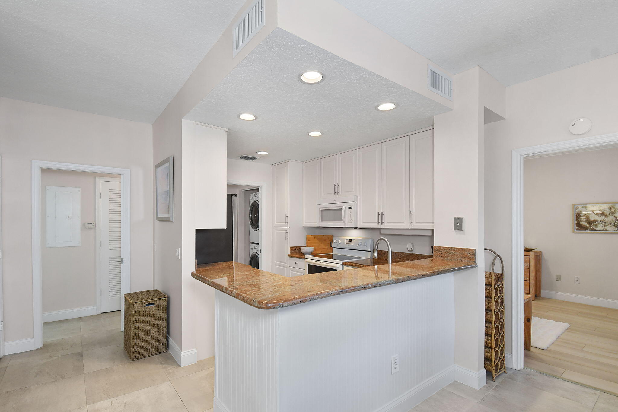 421 Northeast Plantation Road, Unit 617 Jensen Beach, FL 34957 - Photo 14 of 34 Kitchen