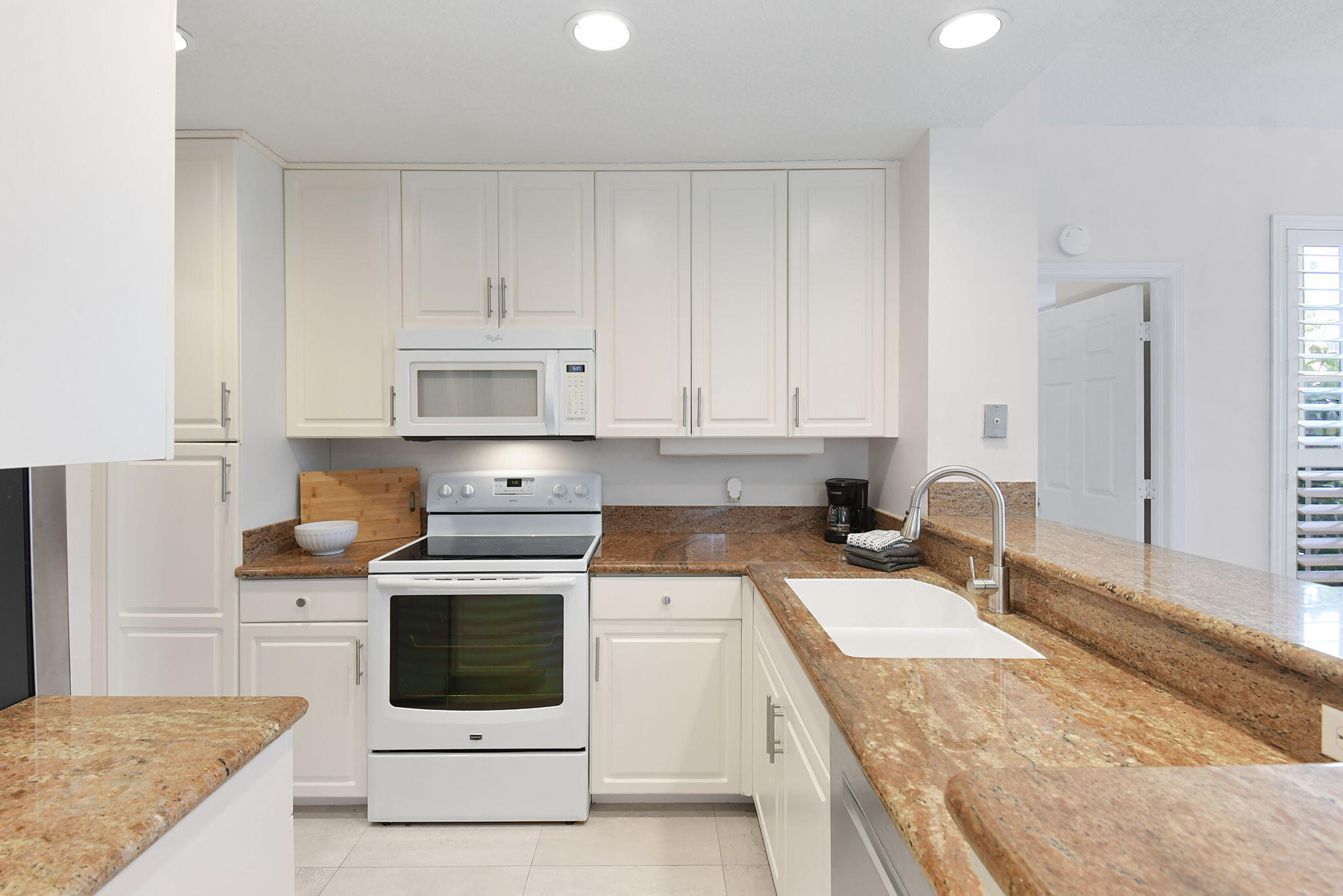 421 Northeast Plantation Road, Unit 617 Jensen Beach, FL 34957 - Photo 15 of 34 Kitchen3