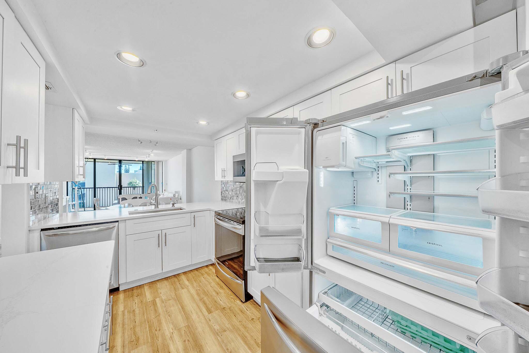 17 Royal Palm Way, Unit 3010 Boca Raton, FL 33432 - Photo 9 of 57 4 Kitchen (4)