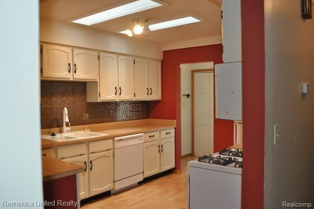 124 Exmoor Road Waterford, MI 48328 - Photo 5 of 17 Kitchen.jpg