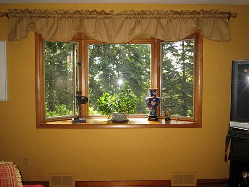 126 Ridge Road Pittsburgh, PA 15237 - Photo 5 of 24 Living Room. Large Bay window in the Living Room