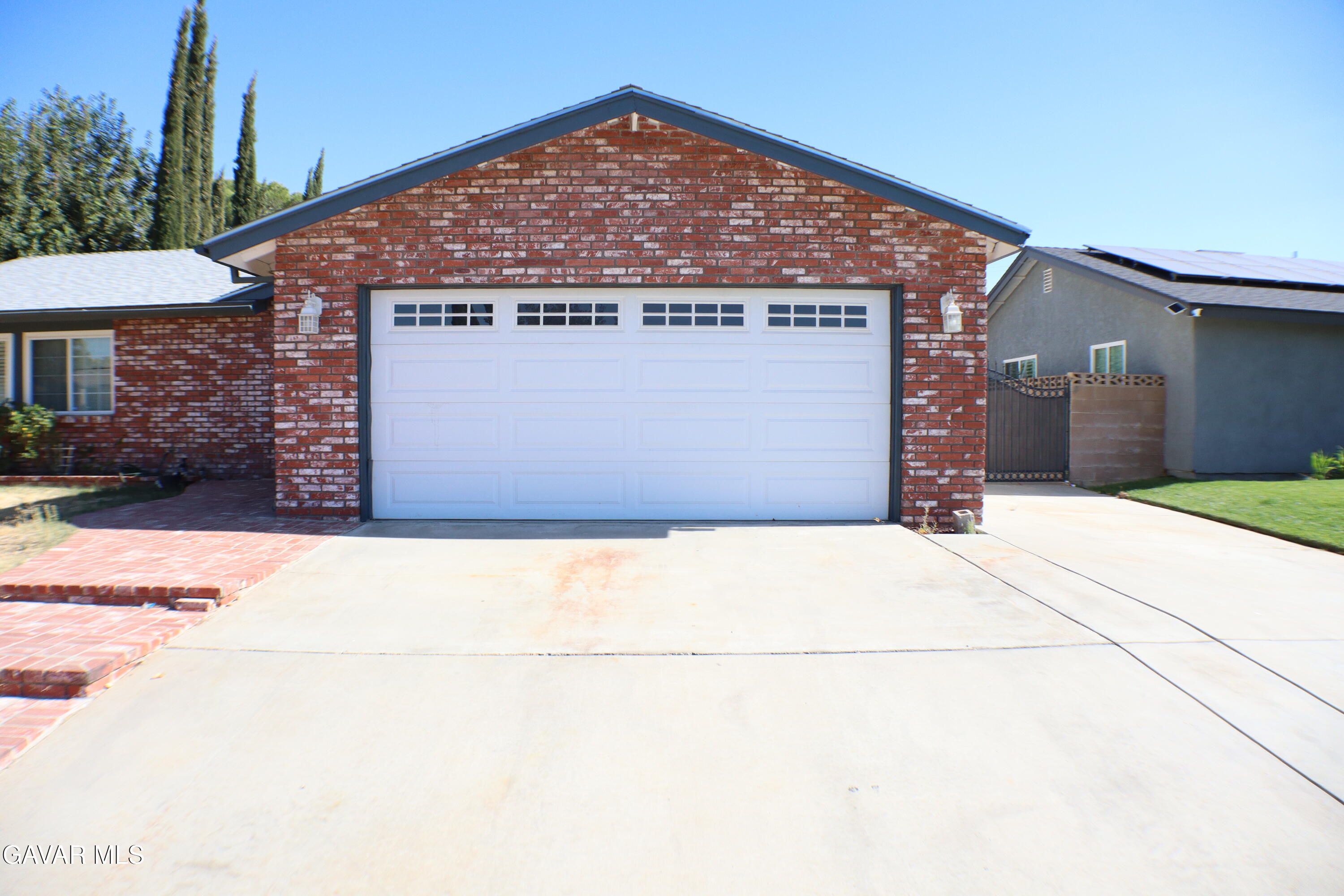 39254 Willowvale Road Palmdale, CA 93551 - Photo 3 of 40 Garage