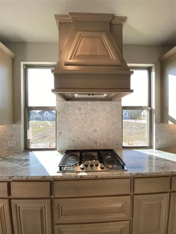 a large kitchen with kitchen island a large island in it