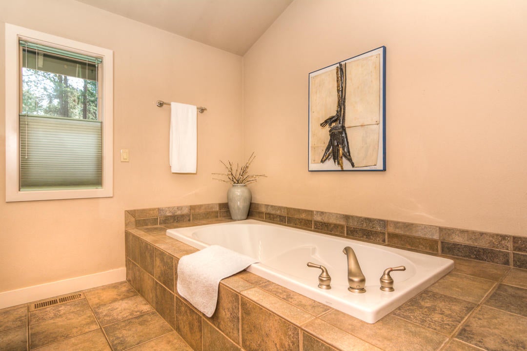 17065 Azusa Road Bend, OR 97707 - Photo 20 of 37 A comfortable, deep soaking tub.