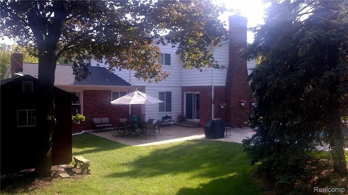 705 Foxhall Road Bloomfield Hills, MI 48304 - Photo 32 of 35 Summer_Backyard.jpg