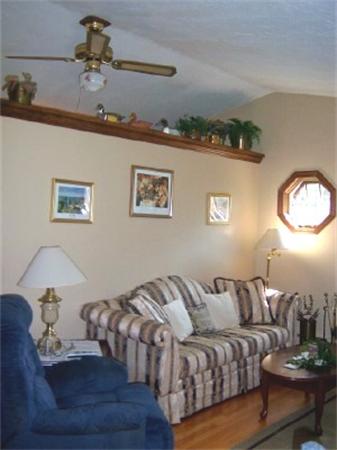 15 Squareshire Road Sterling, MA 01564 - Photo 10 of 30 a living room with furniture