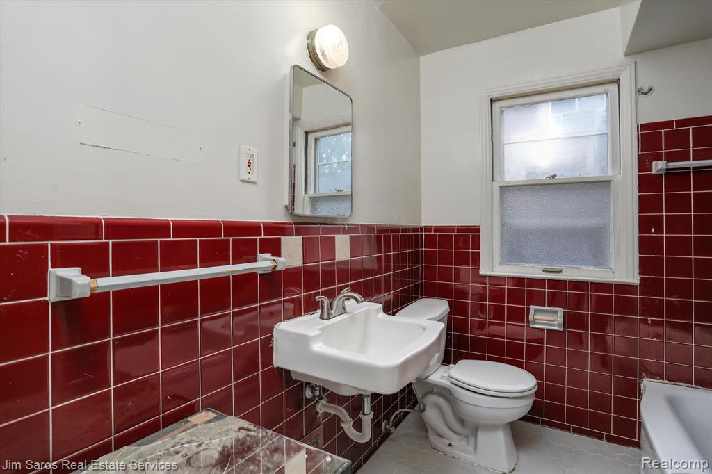 2013 Vernier Road Grosse Pointe Woods, MI 48236 - Photo 8 of 14