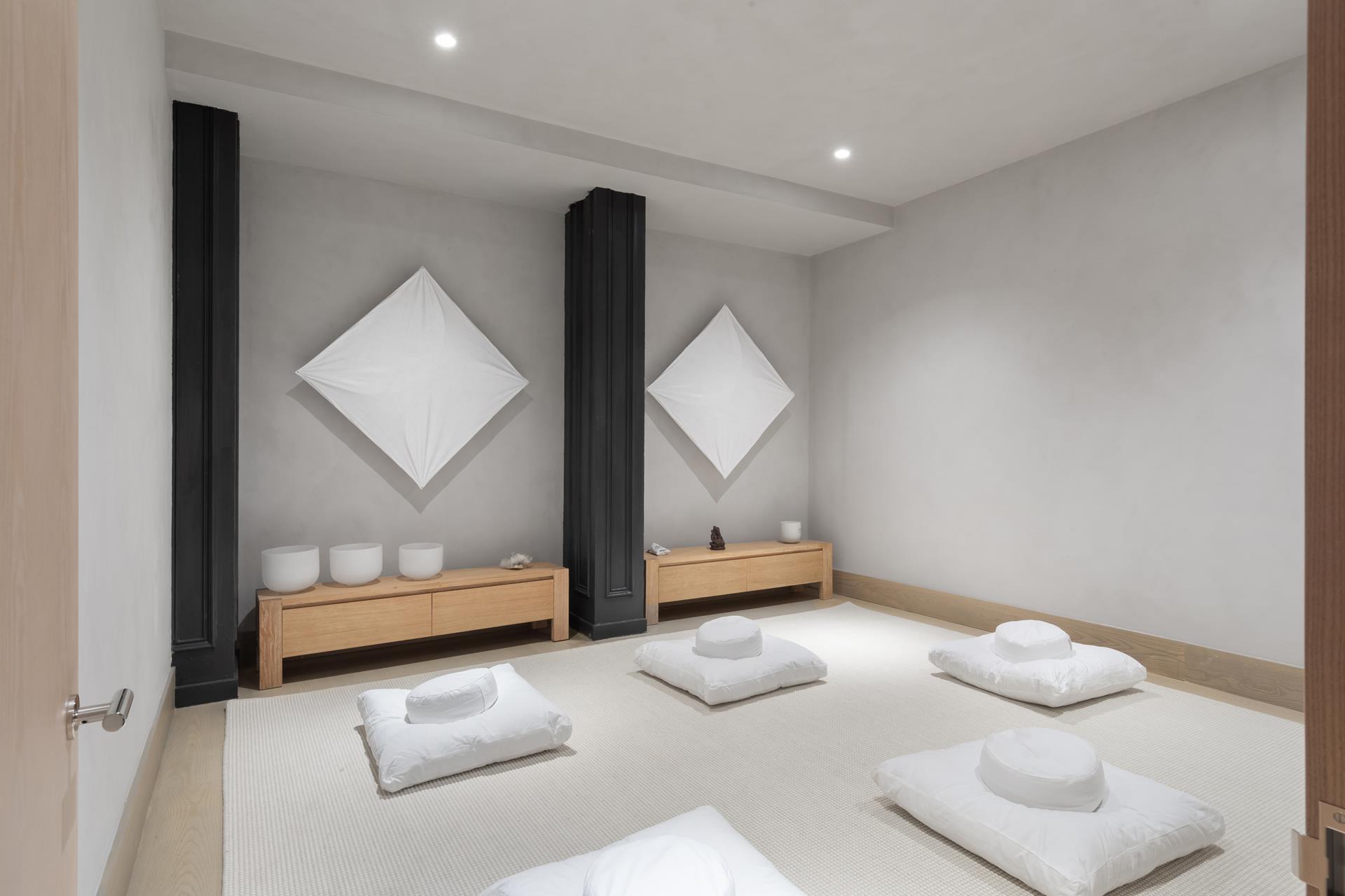 85 Worth Street, Unit 5 Manhattan, NY 10013 - Photo 10 of 20 a bedroom with furniture and a window