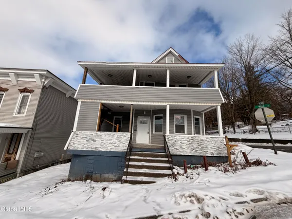 $1,300 | 82 Wall Street, Unit UP, Amsterdam, NY 12010