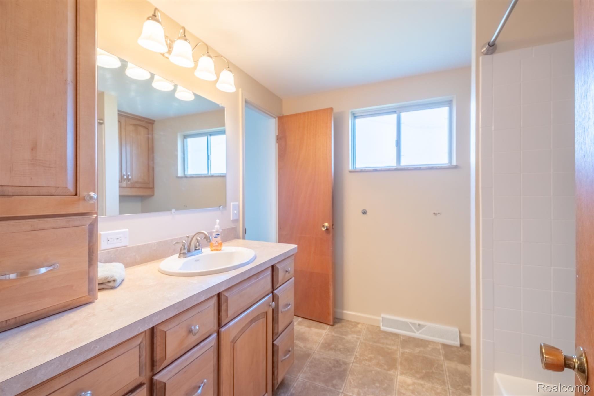 3312 East Rolston Road Fenton, MI 48430 - Photo 8 of 24 Gallery Image 8