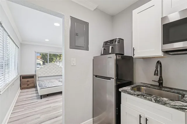 a view of a house with backyard