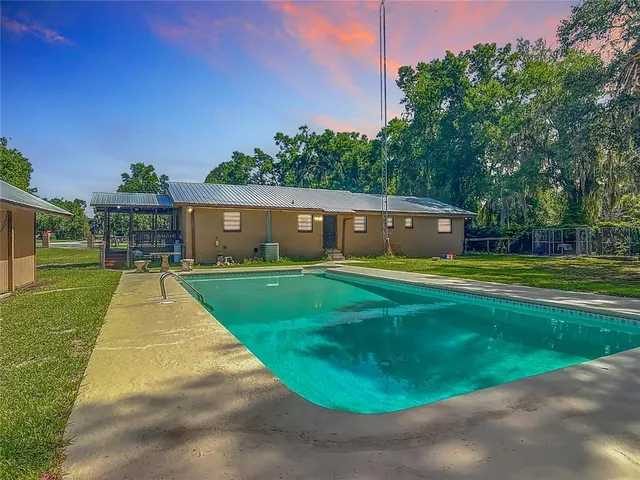 a view of a backyard