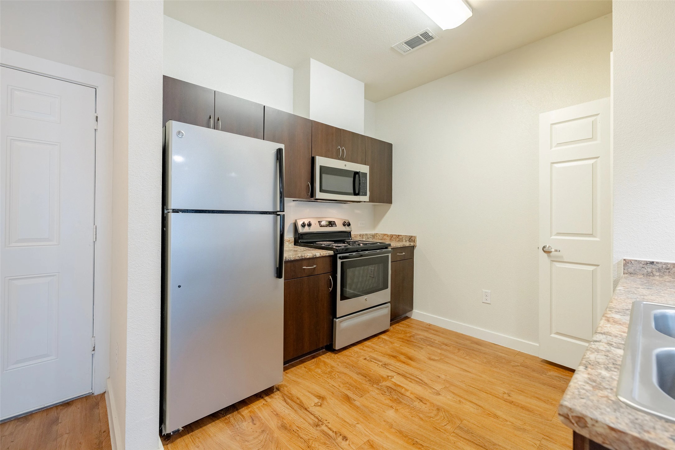 6725 Circle S Road, Unit B1247 Austin, TX 78745 - Photo 4 of 14 $500 off first month's rent! Don’t miss out on this limited-time offer — contact our team today to learn more and find the perfect unit for you!