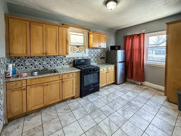 $1,800 | 341 Ave East, Unit 2, Bayonne, NJ 07002