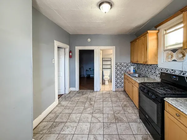 $1,800 | 341 Ave East, Unit 2, Bayonne, NJ 07002