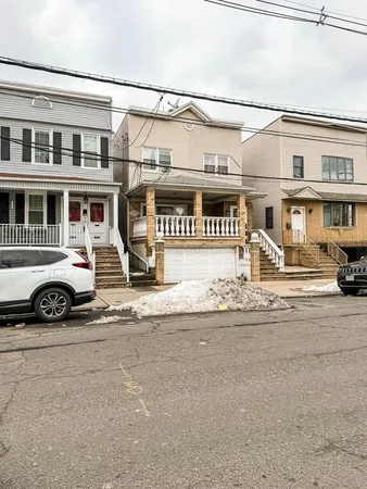 $1,800 | 341 Ave East, Unit 2, Bayonne, NJ 07002