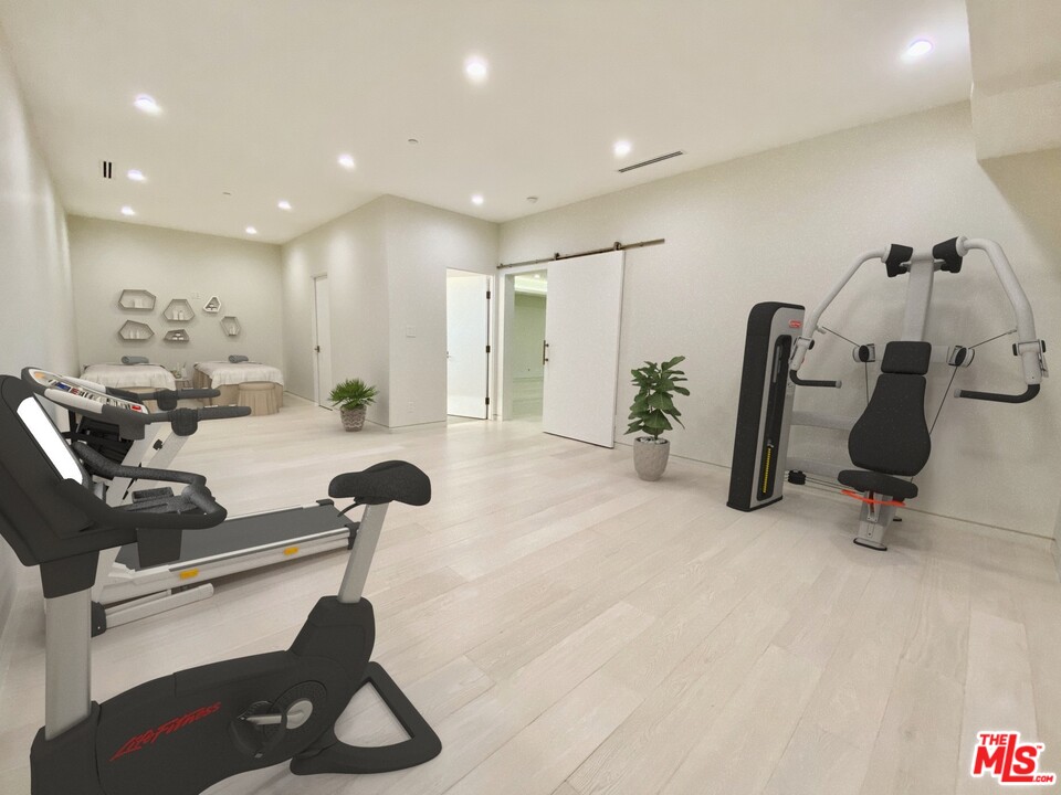 125 North Stanley Drive Beverly Hills, CA 90211 - Photo 16 of 17