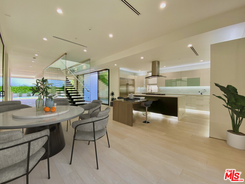 125 North Stanley Drive Beverly Hills, CA 90211 - Photo 3 of 17