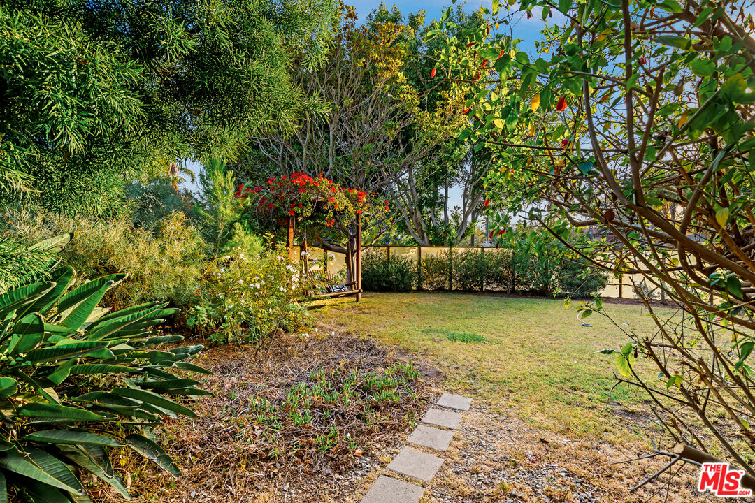 1100 Victoria Avenue Venice, CA 90291 - Photo 23 of 30 a backyard of a house with lots of green space