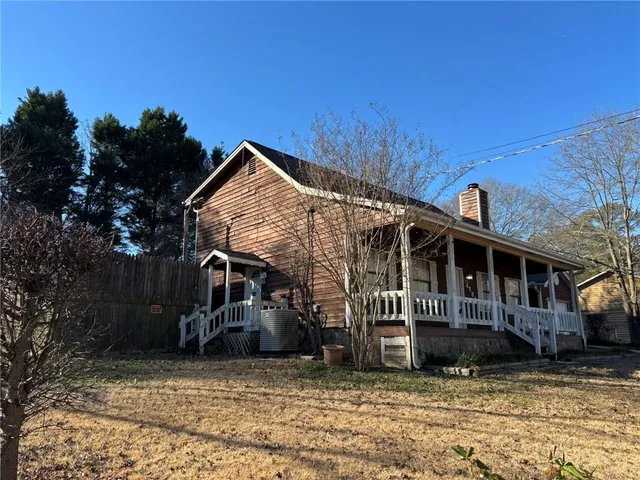 a view of a house with a yard