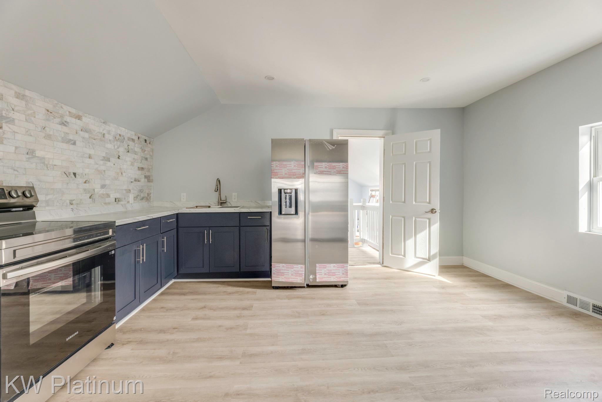 2819 Ravenswood Road Port Huron, MI 48060 - Photo 9 of 32 Kitchen
