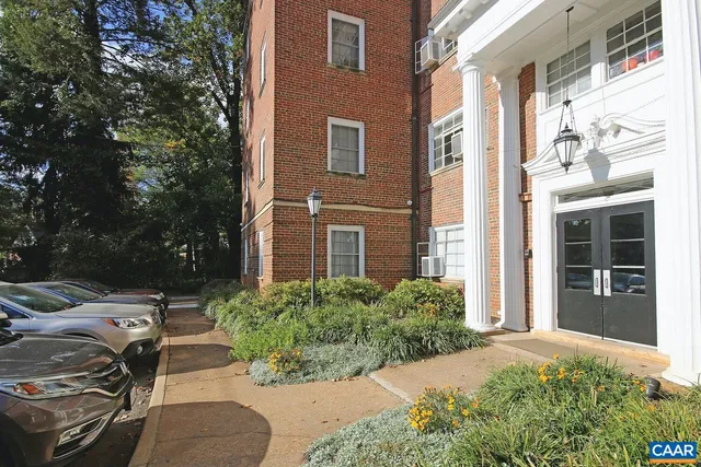 $1,850 | 32 University Circle, Unit 202, Charlottesville, VA 22903